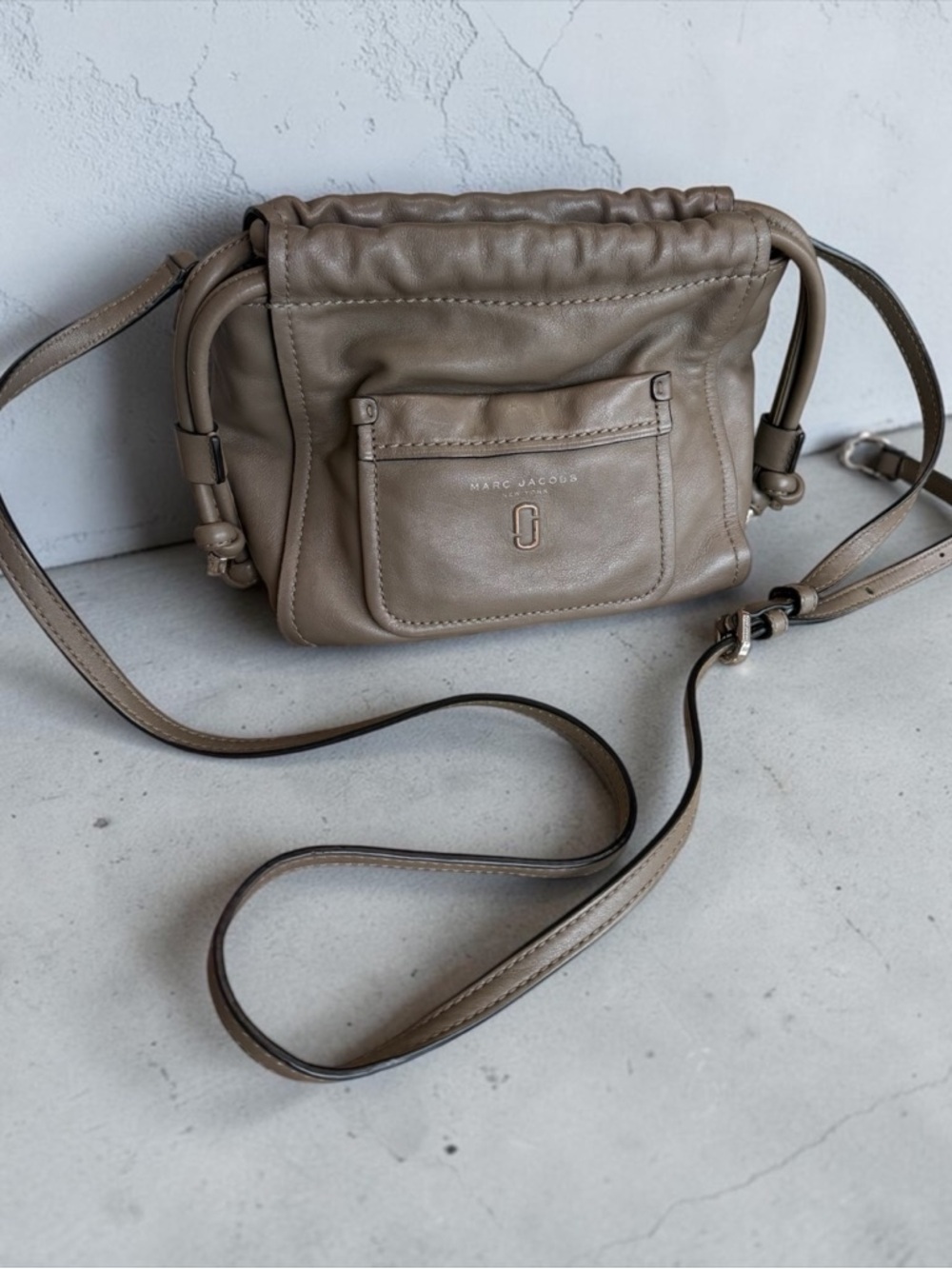 Marc Jacobs Tied Up Leather Crossbody in mushroom gray